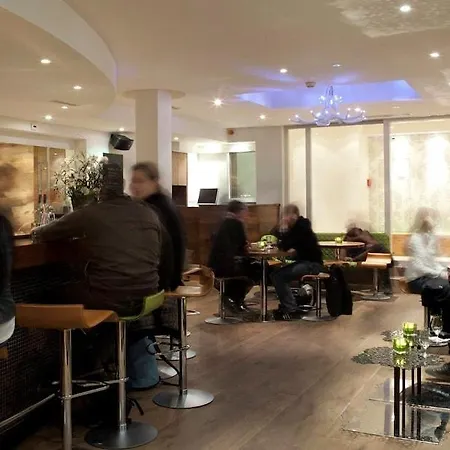 Отель Platzhirsch - Downtown Boutique & Sushi Lounge