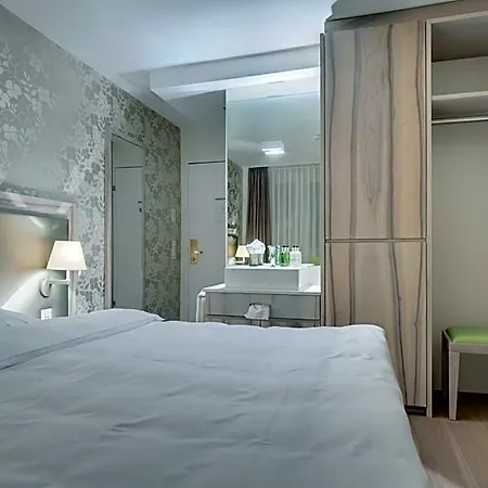 Platzhirsch - Downtown Boutique & Sushi Lounge Отель 3*