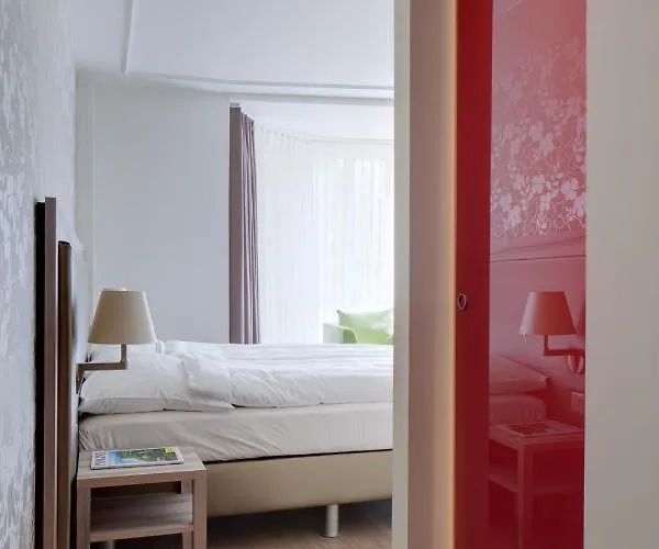 Platzhirsch - Downtown Boutique & Sushi Lounge Готель 3*