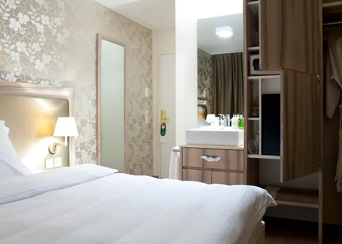 Hotel Platzhirsch - Downtown Boutique & Sushi Lounge 3*